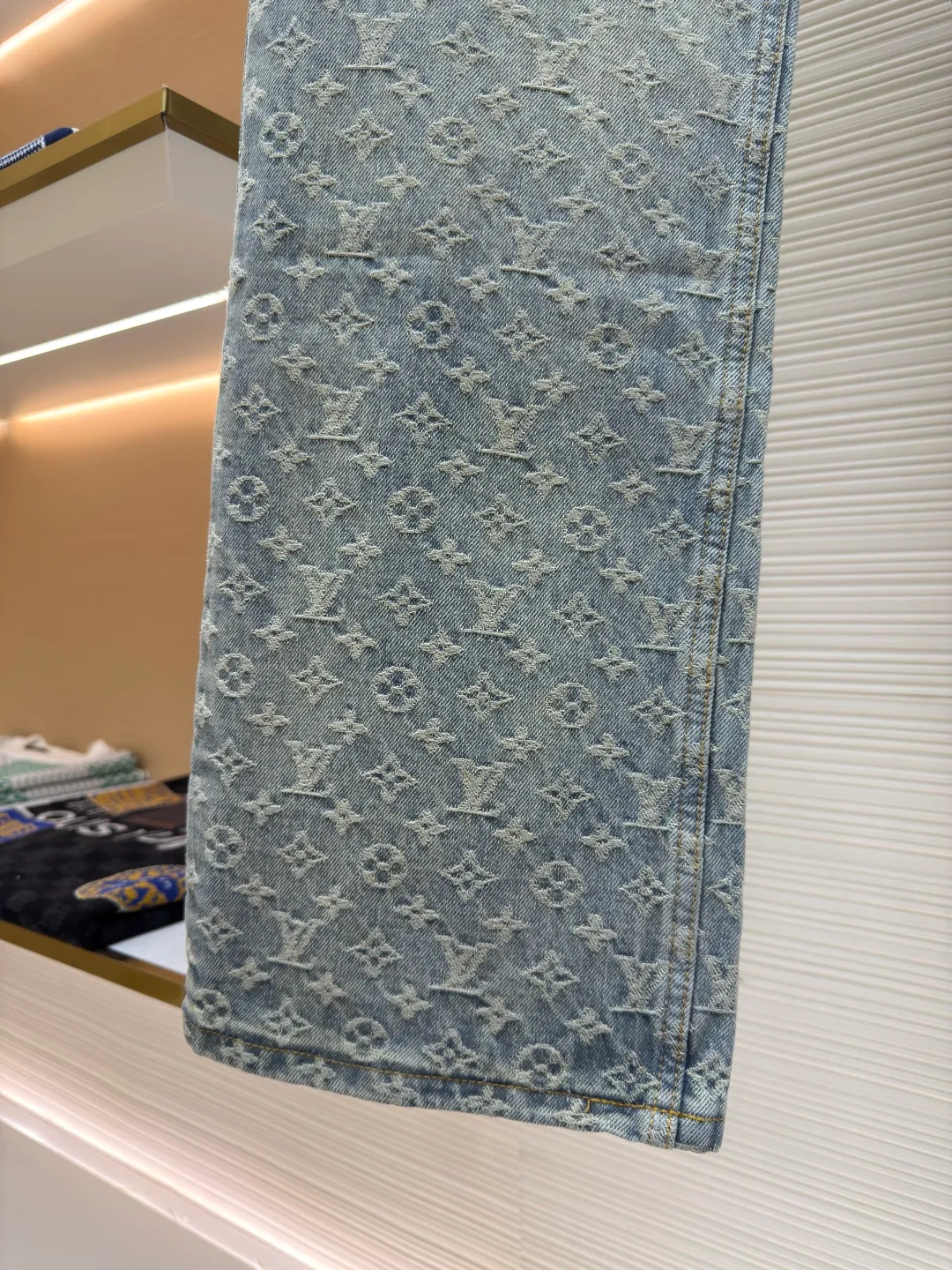 LOUIS VUITTON flame graffiti patch jacquard jeans ●Authentic product: purchased and developed by 30789 ●Item number: 1680031-C15 ●Material: denim fabric ●Technology: patch production ●Version: fitted version ●Size: 30-32-34-36 ●Description: Use classic patterns to highlight the Louis Vuitton logo of the season, making Louis patches and Vuitton The patch is decorated like graffiti on the front and back, with hardware, a button placket and a nubuck Monoqram tag at the rear. The fabric has undergone a heavy-duty garment washing process. The whole pair of pants will have a distressed effect. The whole body is hand-cut and printed all over. This kind of alignment fabric consumes a lot of time and is very time-consuming and costly, so our delivery time is very slow. The flame gradient graffiti in the middle is a toothbrush embroidery piece. The overall wiring is straight and delicate, the fabric is comfortable and soft, and the color is consistent without color difference. It can be matched with the same style to create a fashionable look and control various occasions. Customized accessories, complete with three standards, same style for men and women!